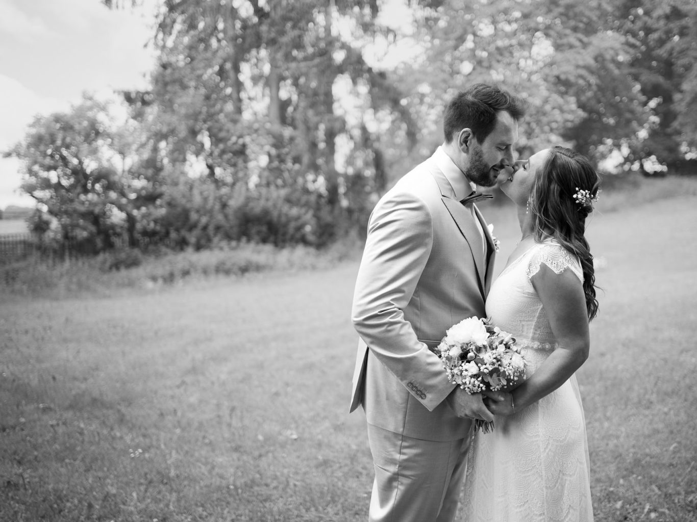 Hochzeit Wolfratshausen, Geretsried, Bad Tölz, Starnberg, Penzberg, Seeshaupt, München schwarz-weiß-Fotos eines sich fast küssenden Brautpaares, welches sich gegenübersteht