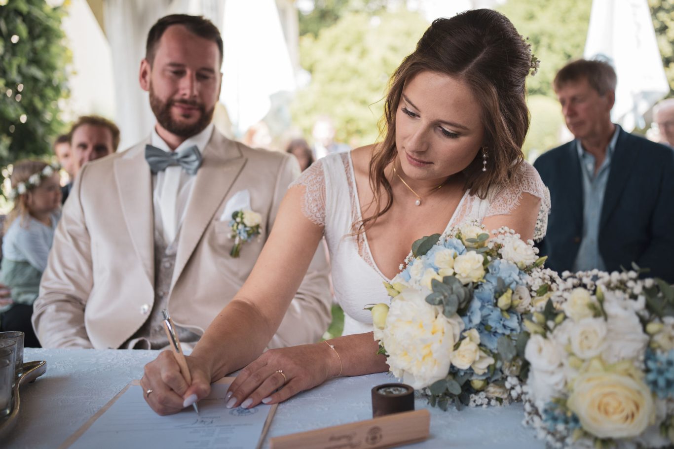 Hochzeit Die Braut bei der Unterschrift auf dem Standesamt