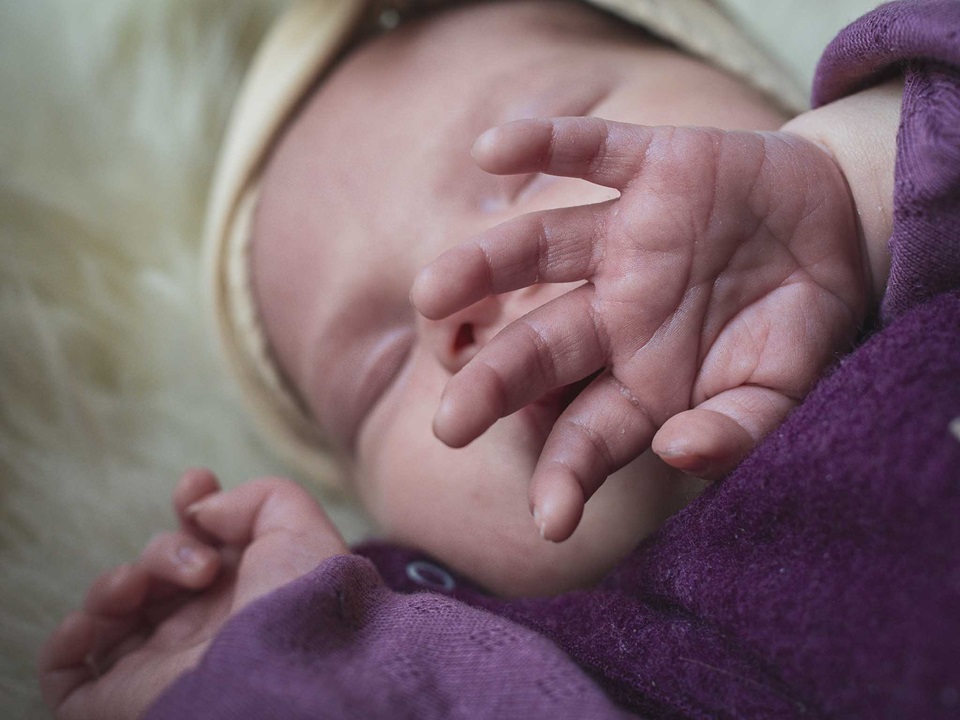 Detailaufnahme einer Babyhand, während das Baby schläft. Newbornshooting in und um Geretsried Bad-Tölz Wolfratshausen