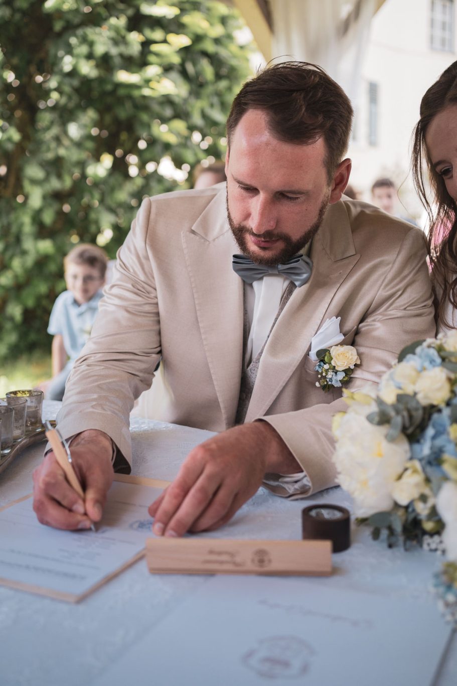 Hochzeit Der Bräutigam bei der Unterschrift auf dem Standesamt